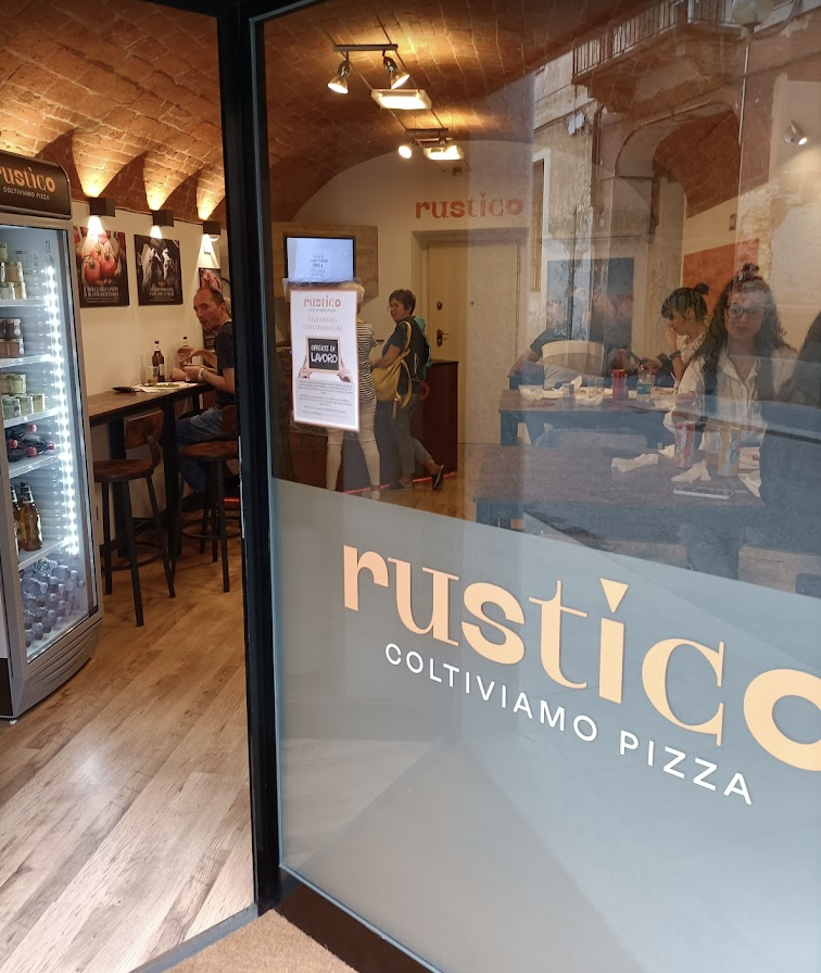 ES. reale: perchè sceglierli: coltivano pizza = trasparenza al 100% dei prodotti utilizzati, all' interno è presente una tv e dei post che mostrano la produzione delle loro materie prime